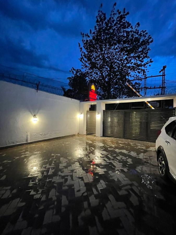 Shelton'S Rezidor House Hotel Пешавар Екстериор снимка