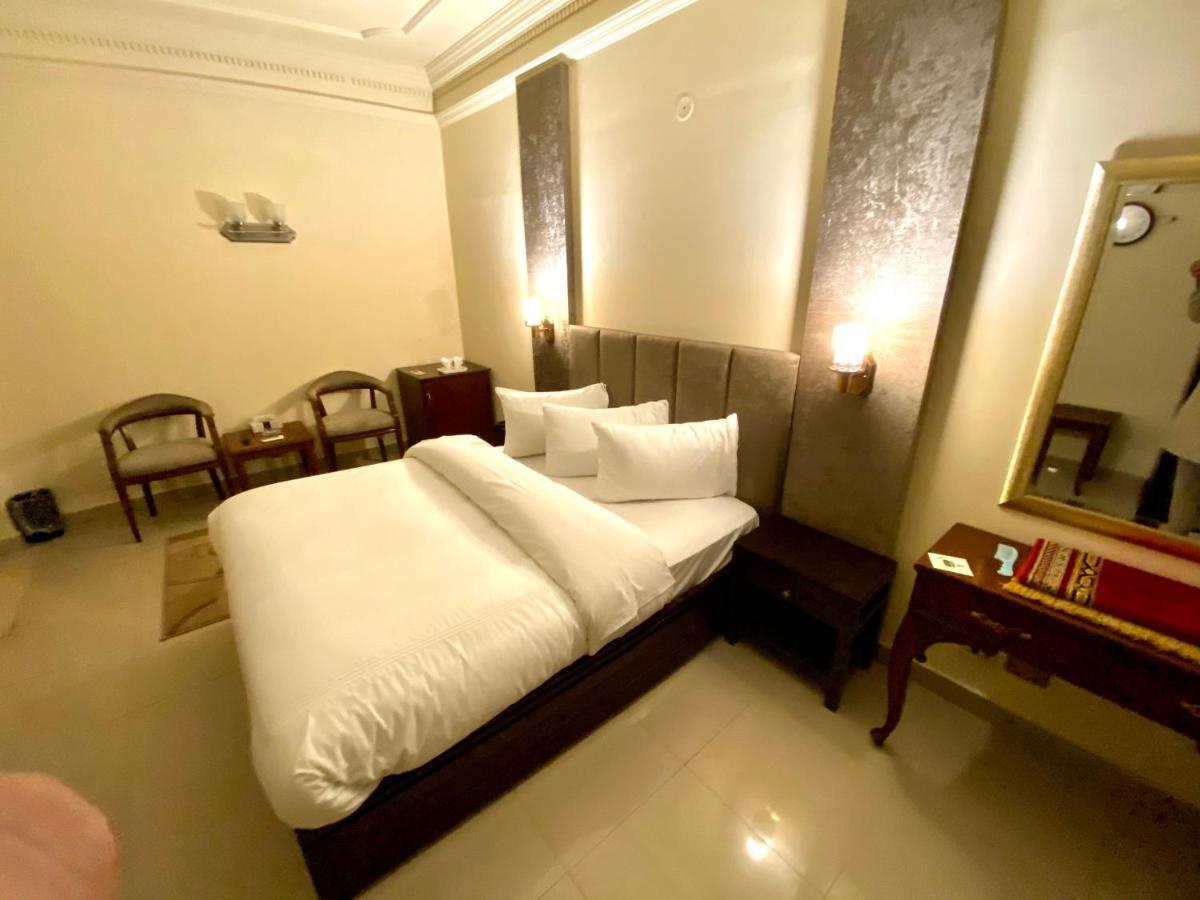Shelton'S Rezidor House Hotel Пешавар Екстериор снимка
